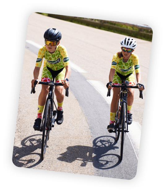 Jeune cycliste accompagnée par Teisseire
