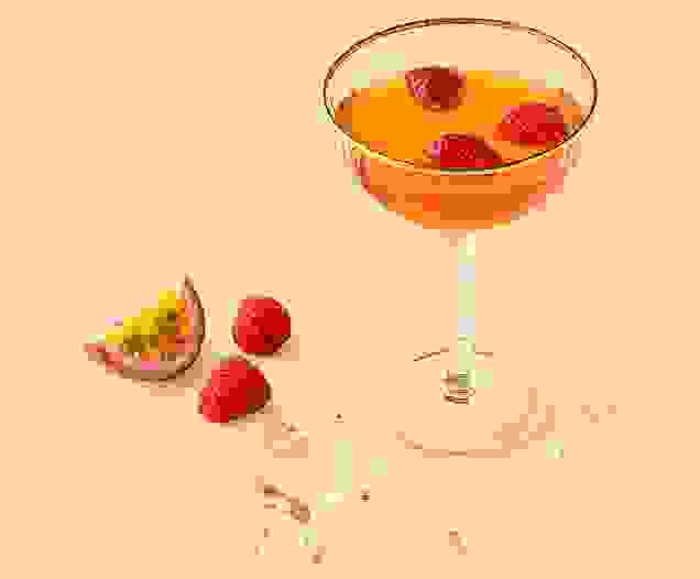 Cocktail French Kiss réalisé avec le sirop Fruit de la passion, Pêche, Tropical Teisseire, servi dans un verre.