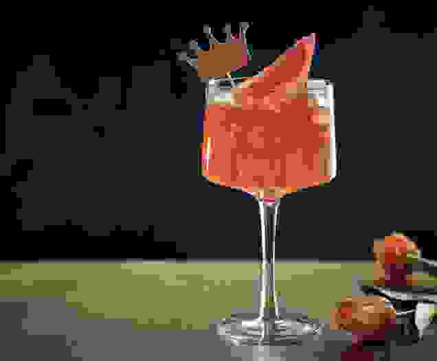 Cocktail Larousso réalisé avec le sirop Pamplemousse Rose, Citron Vert, Citron Teisseire, servi dans un verre.
