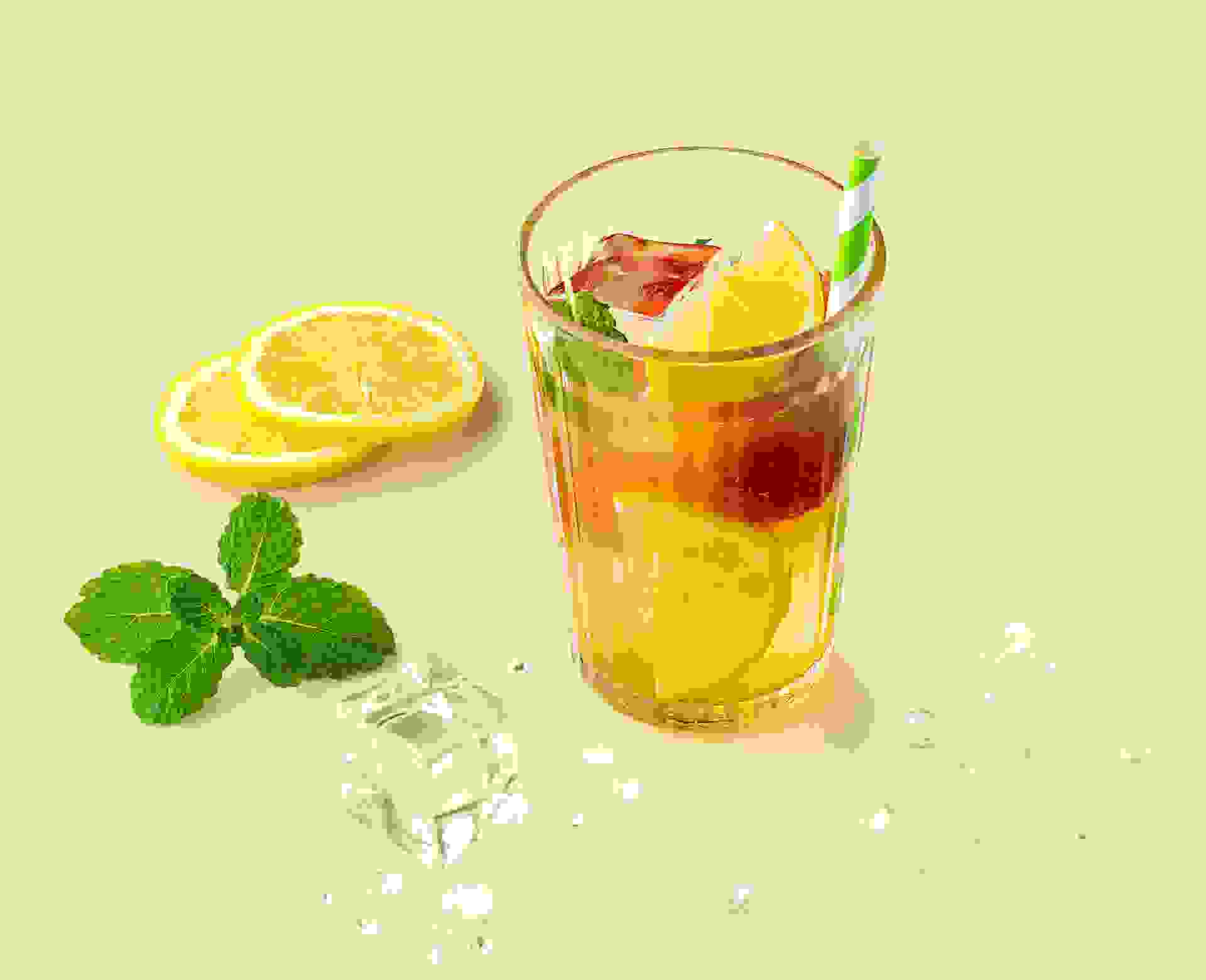 Cocktail Garde La Pêche réalisé avec le sirop Pêche, Pomme, Fruit de la passion Teisseire, servi dans un verre.