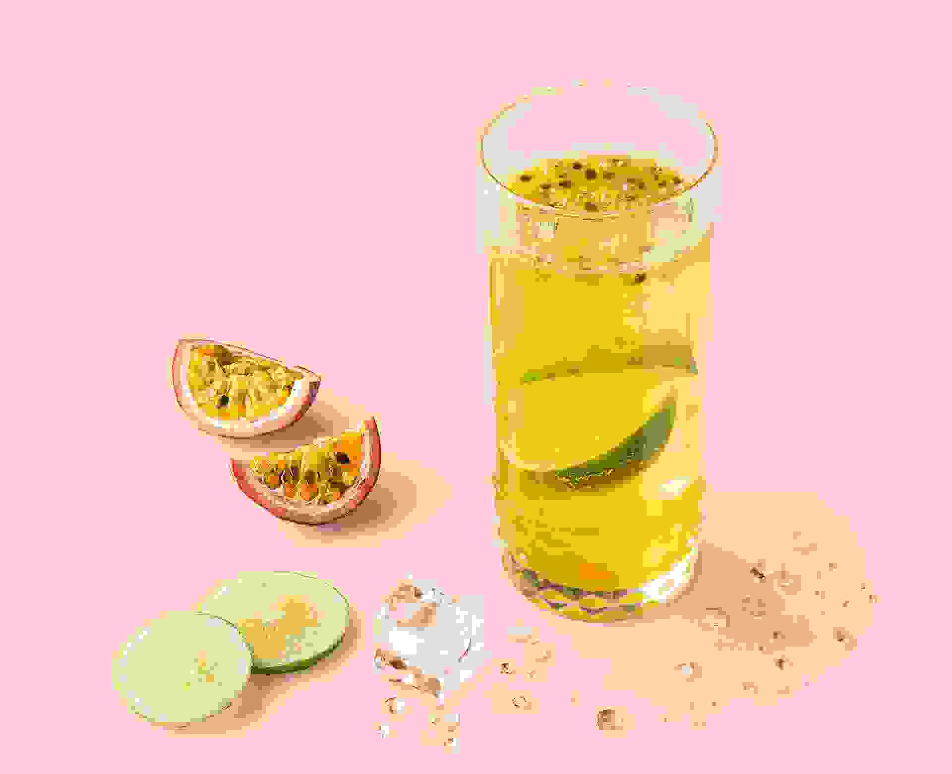 Cocktail Alchimie réalisé avec le sirop de Pêche, Fruit de la passion Teisseire, servi dans un verre.