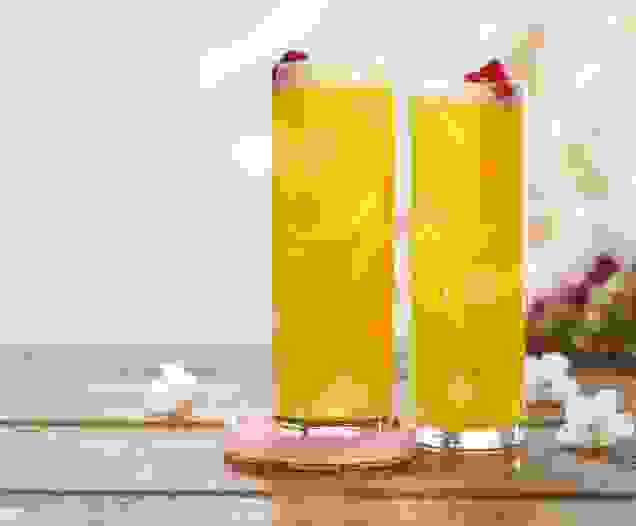 Cocktail Pêché Mignon réalisé avec le sirop Pêche, Grenadine, Cassis Teisseire, servi dans un verre.