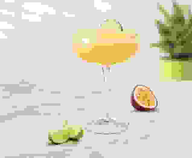 Cocktail Havane Passion réalisé avec le sirop Fruit de la passion, Fraise, Pêche, servi dans un verre.
