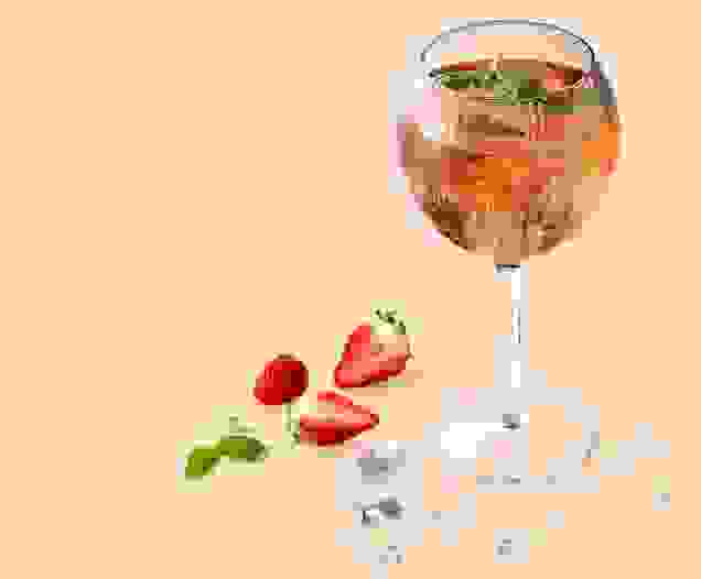 Cocktail Été Indien réalisé avec le sirop Fraise Framboise Teisseire, servi dans un verre.