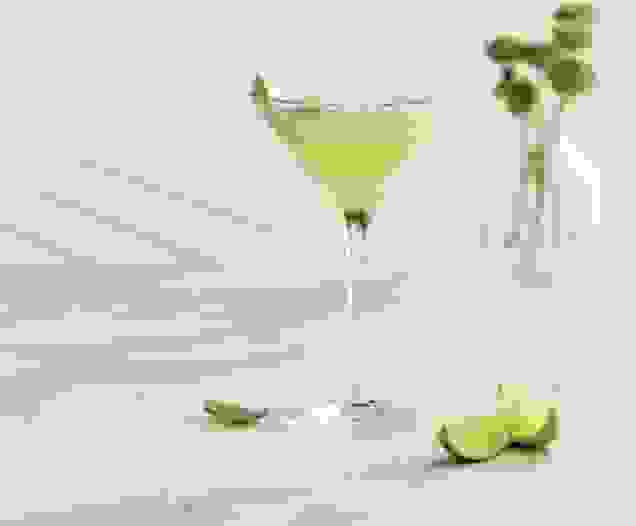 Cocktail L'Amante réalisé avec le sirop Menthe verte, Fraise Teisseire, servi dans un verre.