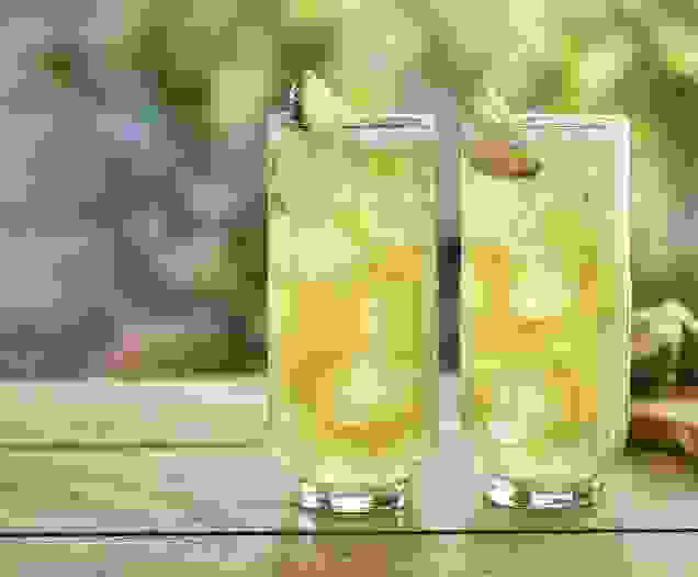 Cocktail Péché Cubain réalisé avec le sirop de Pêche, Fraise, Tropical Teisseire, servi dans un verre.