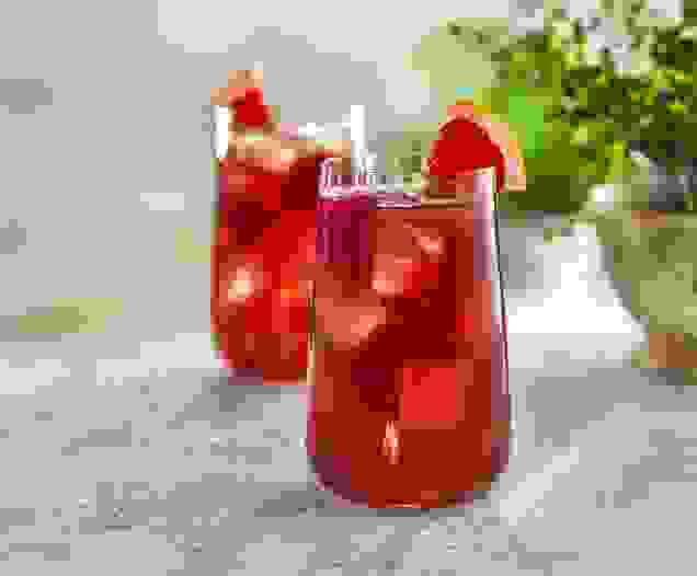 Cocktail La vie en Rose réalisé avec le sirop Grenadine, Fruit de la Passion Teisseire, servi dans un verre.