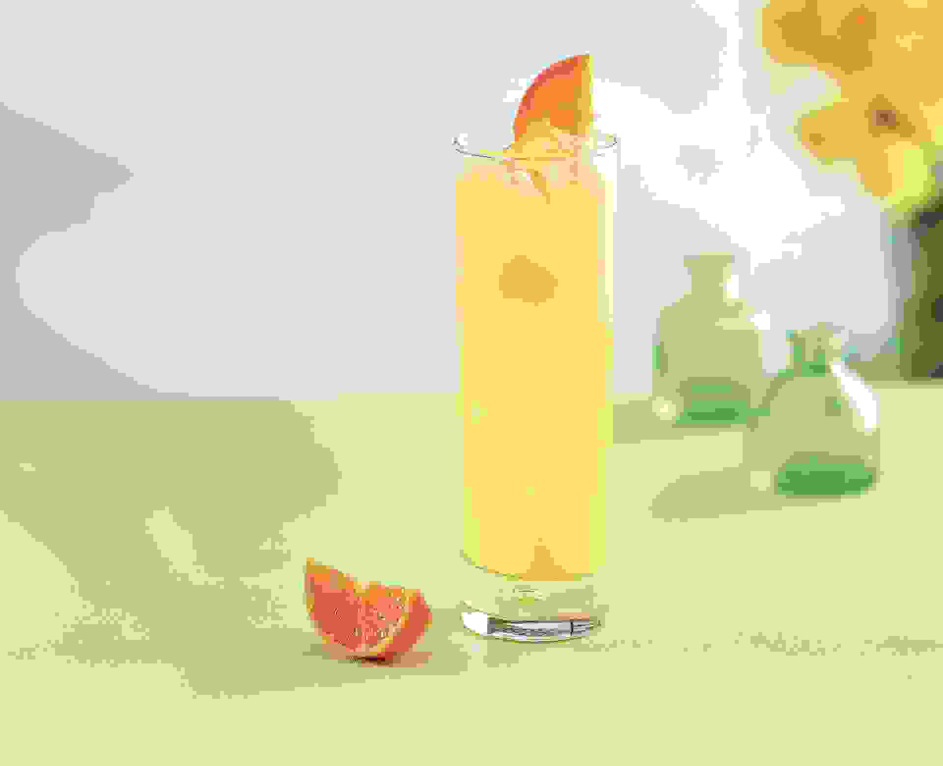Cocktail Tutti Frutti réalisé avec le sirop Pêche, Abricot, Fraise Teisseire, servi dans un verre.