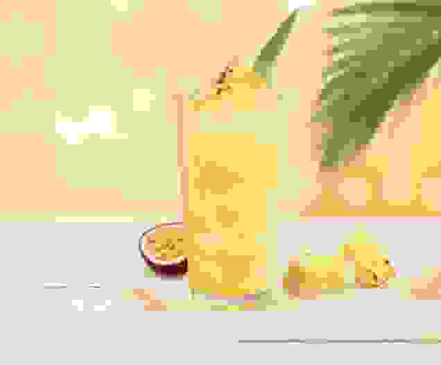 Cocktail Virgin Tropical Punch réalisé avec le sirop tropical Teisseire, servi dans un verre.