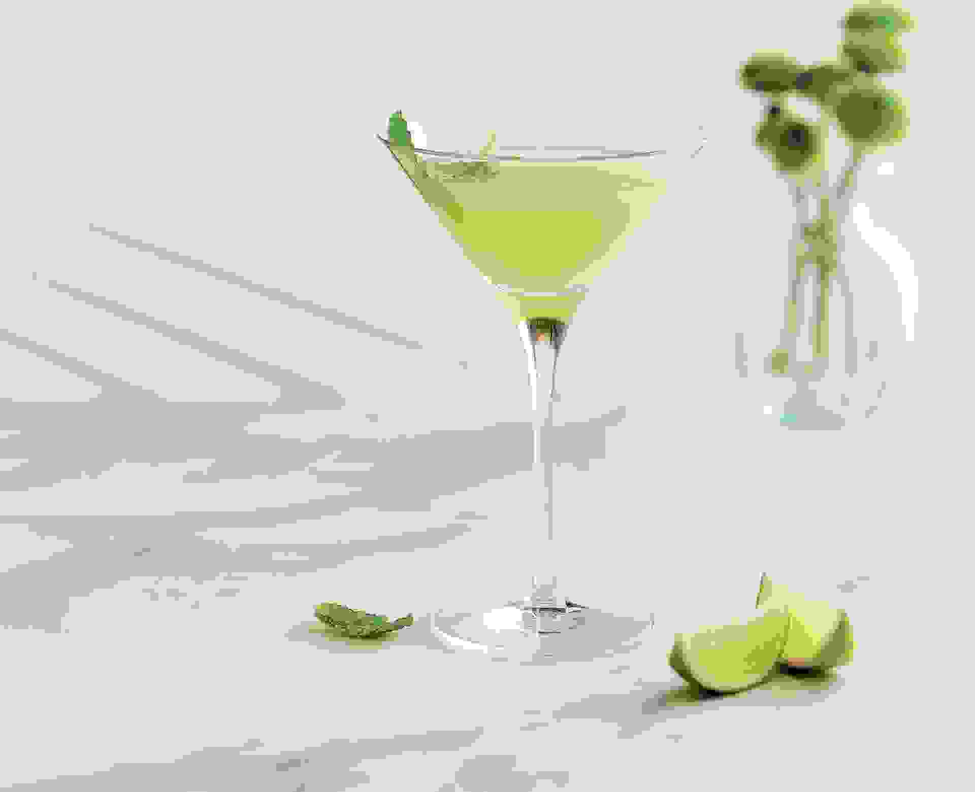 Cocktail L'Amante réalisé avec le sirop Menthe verte, Fraise Teisseire, servi dans un verre.