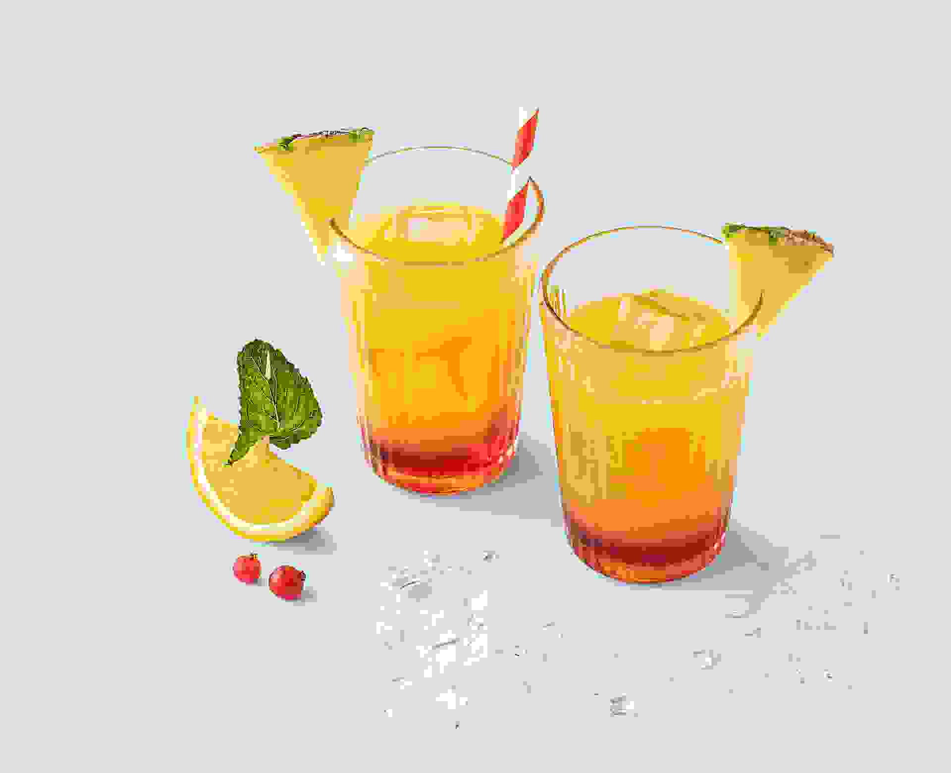Cocktail des Pirates réalisé avec le sirop grenadine Teisseire, servi dans un verre.