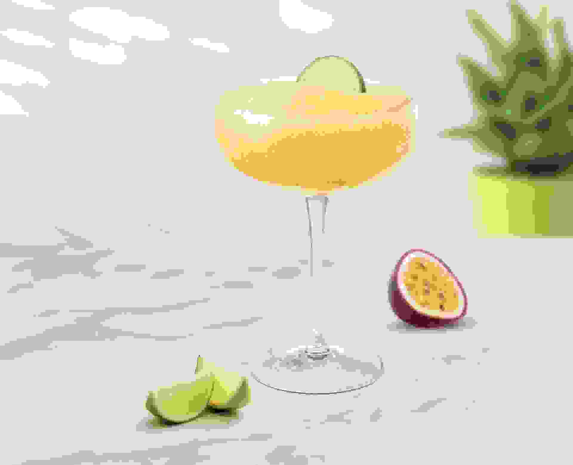 Cocktail Havane Passion réalisé avec le sirop Fruit de la passion, Fraise, Pêche, servi dans un verre.