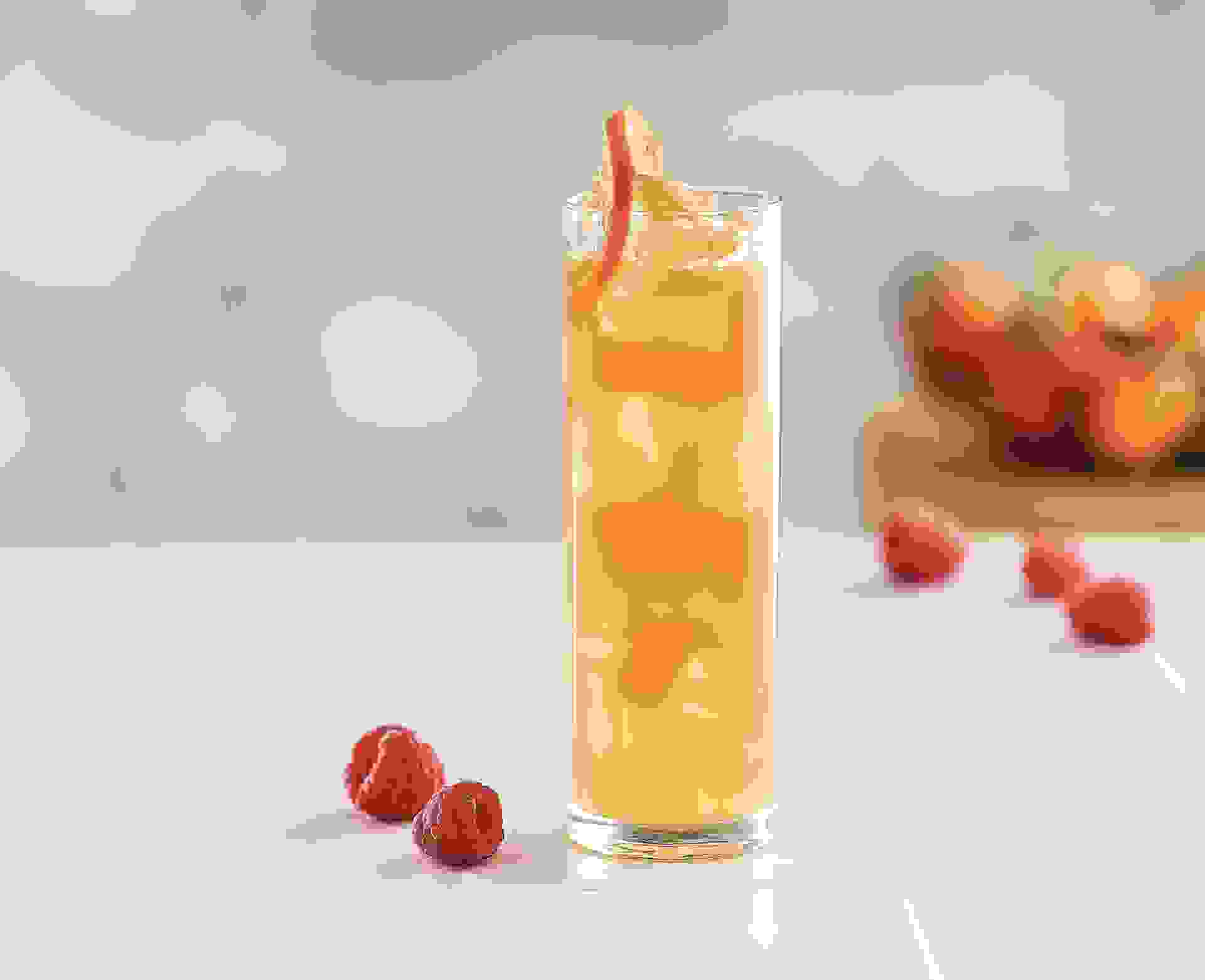 Cocktail I Want to be a Fruit réalisé avec le sirop Framboise, Cranberry, Tropical Teisseire, servi dans un verre.