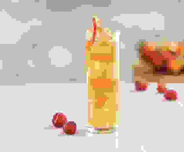 Cocktail I Want to be a Fruit réalisé avec le sirop Framboise, Cranberry, Tropical Teisseire, servi dans un verre.
