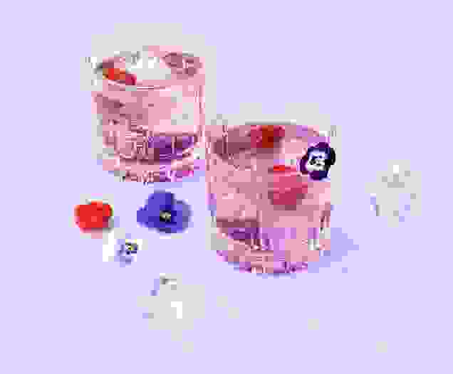 Cocktail Violette impériale réalisé avec le sirop grenadine Teisseire, servi dans un verre.