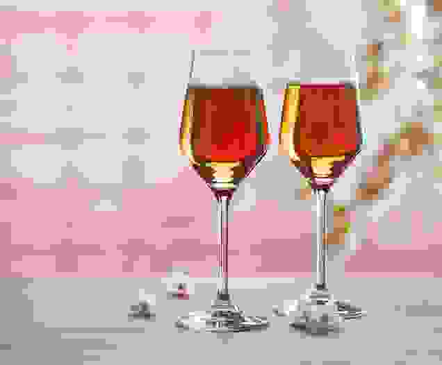 Cocktail Capritz réalisé avec le sirop Cassis, Tropical, PêcheTeisseire, servi dans un verre.