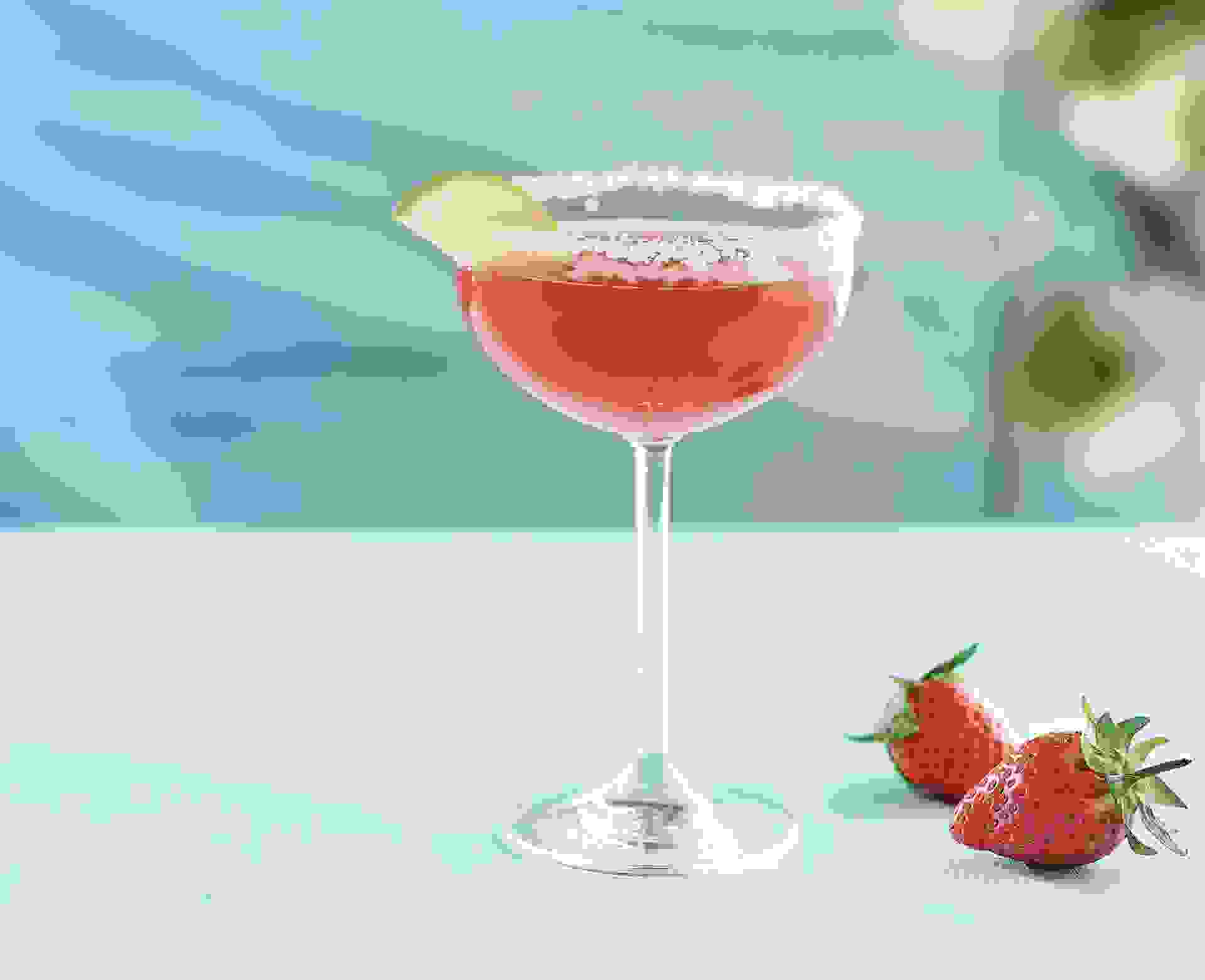 Cocktail Marguerite Sanglante réalisé avec le sirop fraise Teisseire, servi dans une coupe.