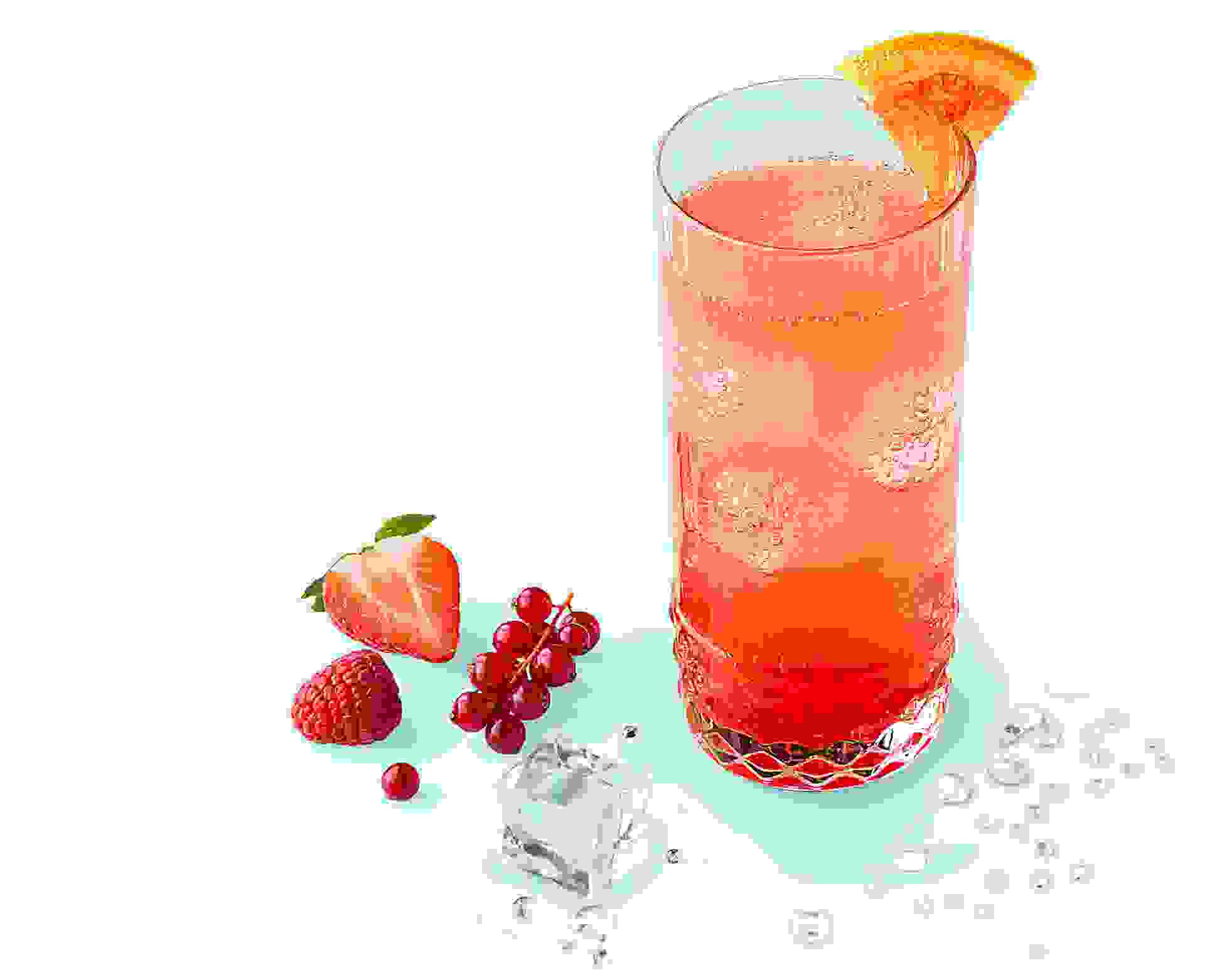 Cocktail des Pirates réalisé avec le sirop grenadine Teisseire, servi dans un verre.