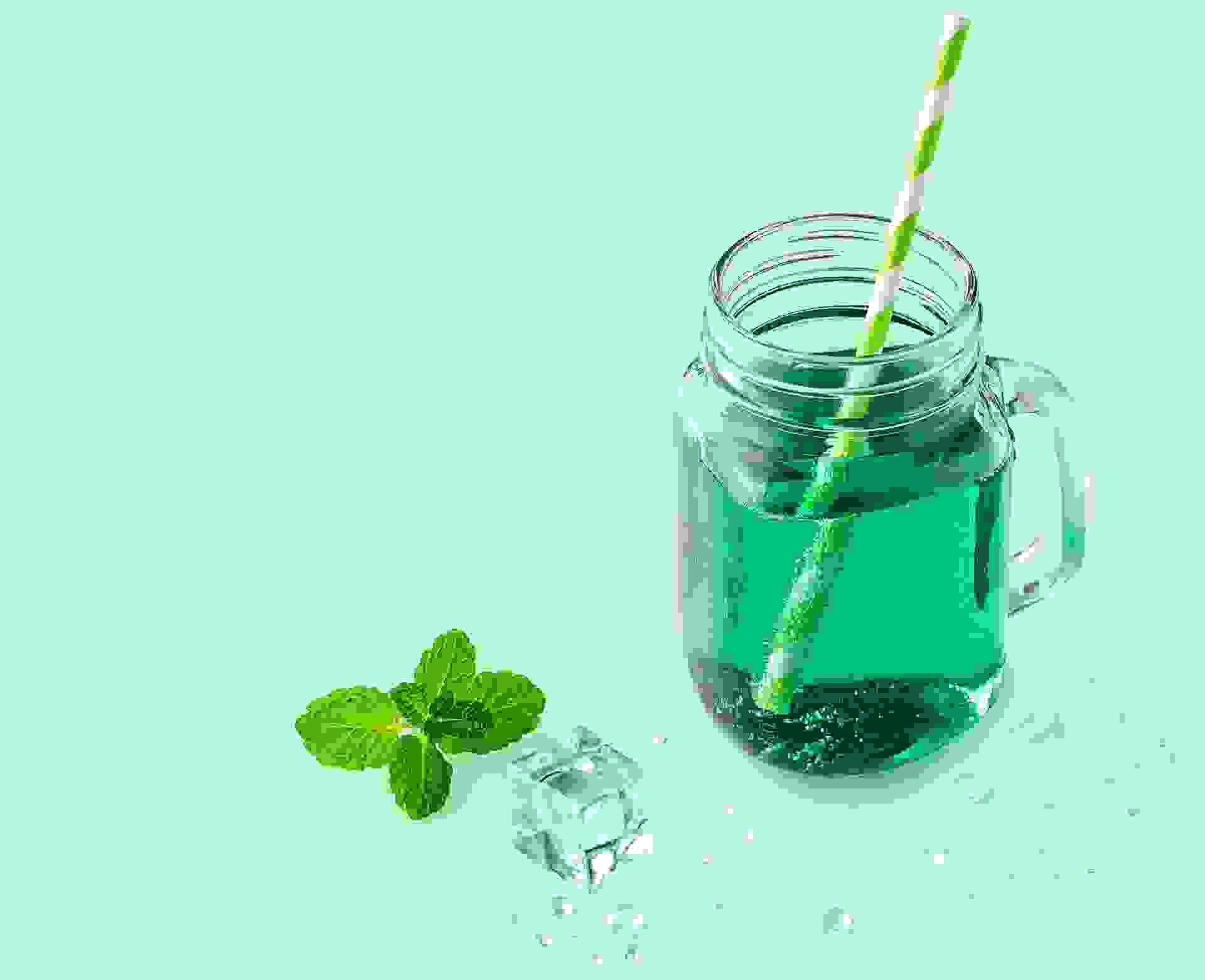 Cocktail Diabolo réalisé avec le sirop Menthe verte, Violette, Grenadine , servi dans un verre.