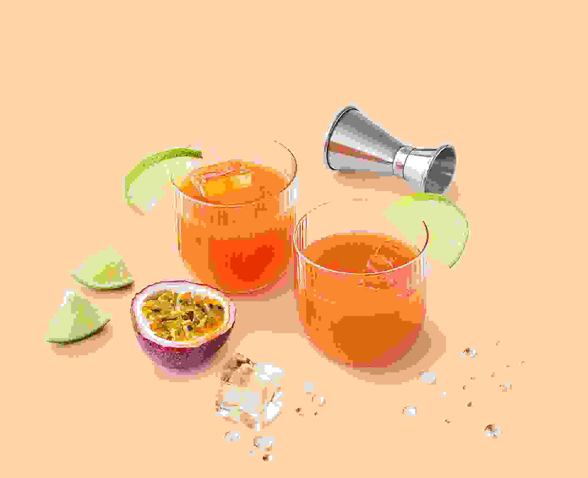 Cocktail Passion Amère réalisé avec le sirop Fruit de la Passion, Pêche Teisseire, servi dans un verre.