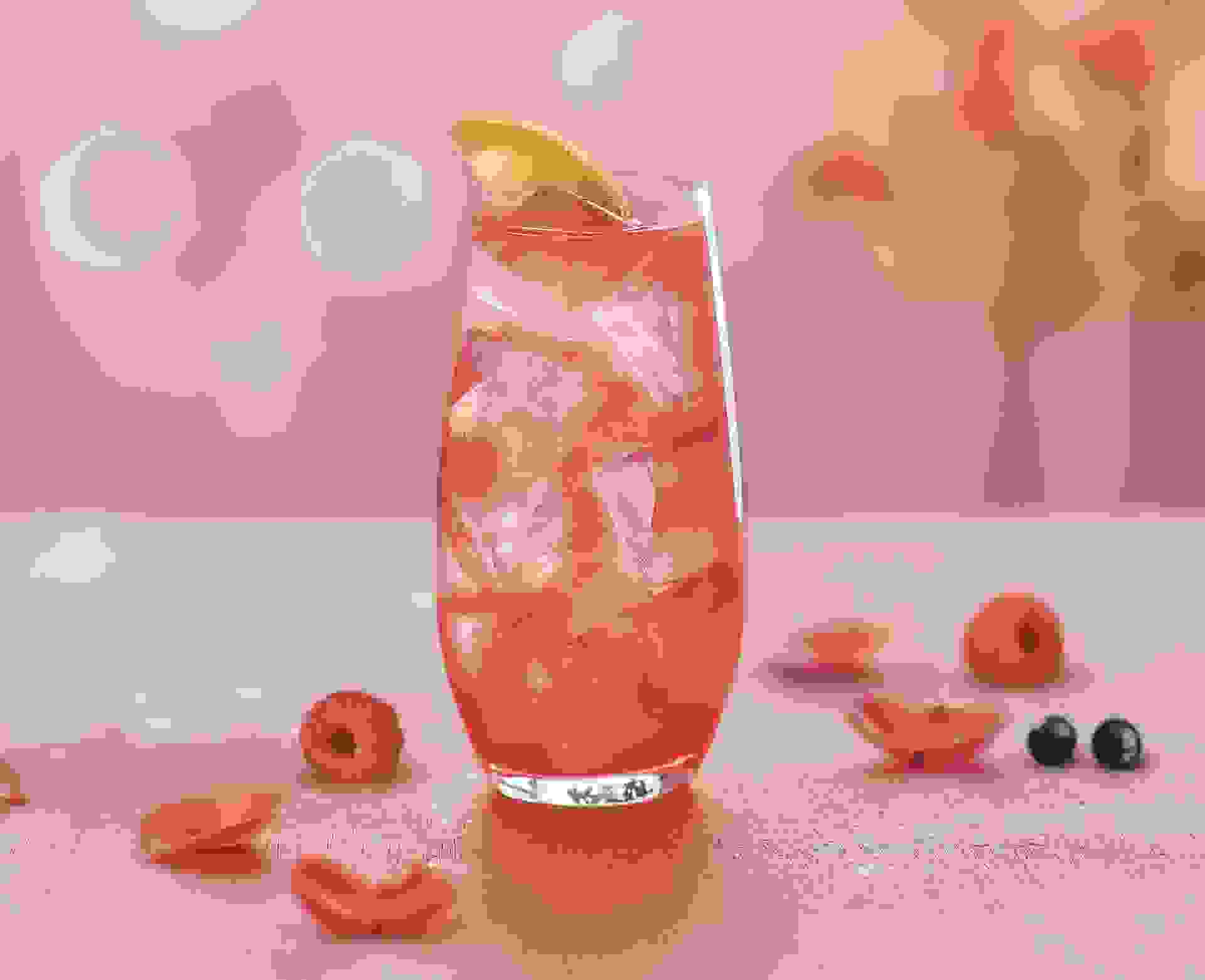 Cocktail La dame Rouge réalisé avec le sirop Grenadine, Fraise, Citron Vert Teisseire, servi dans un verre.