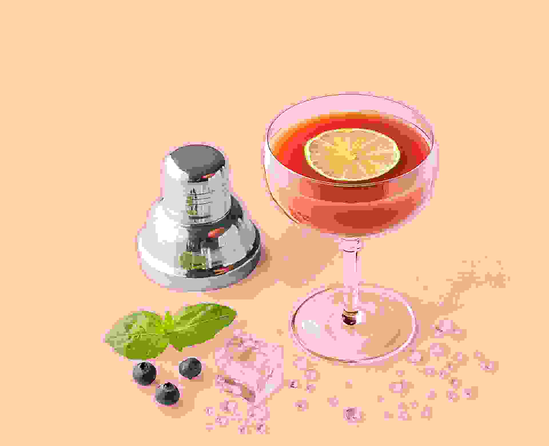 Cocktail Aromatic Basilic réalisé avec le sirop de Fruits Rouges Teisseire, servi dans un verre.