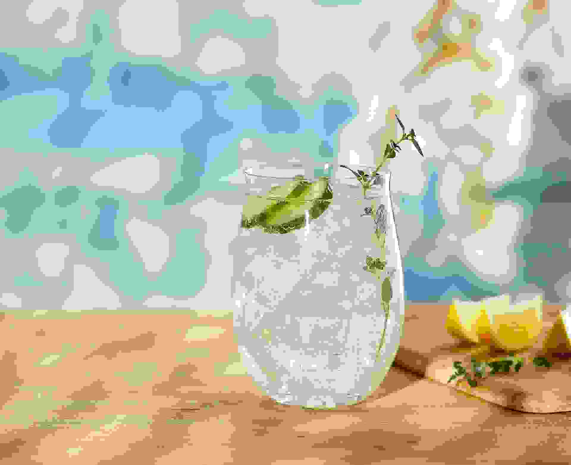 Cocktail L' Hirondelle réalisé avec le sirop Citron, Citron Vert Teisseire, servi dans un verre.