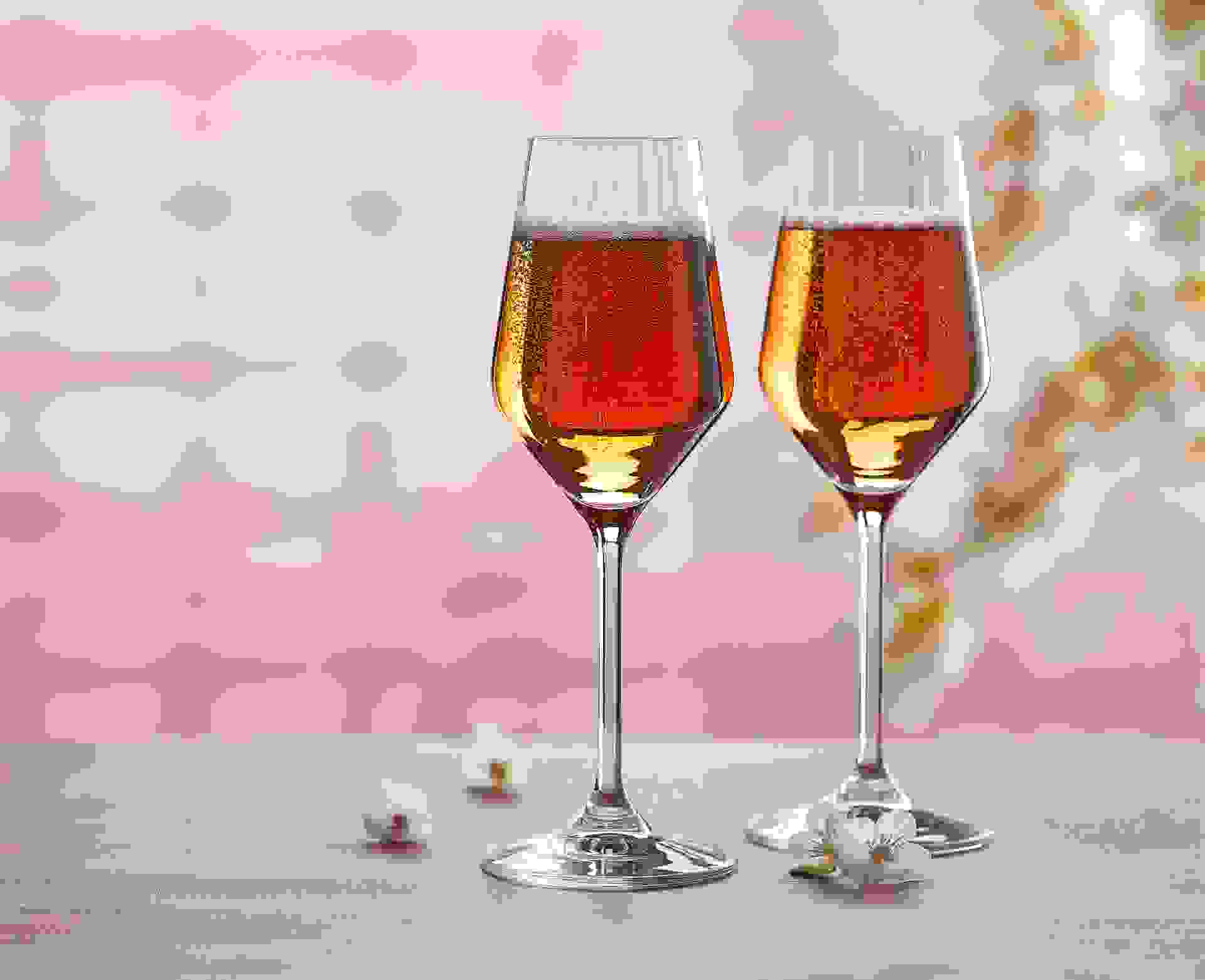 Cocktail Capritz réalisé avec le sirop Cassis, Tropical, PêcheTeisseire, servi dans un verre.