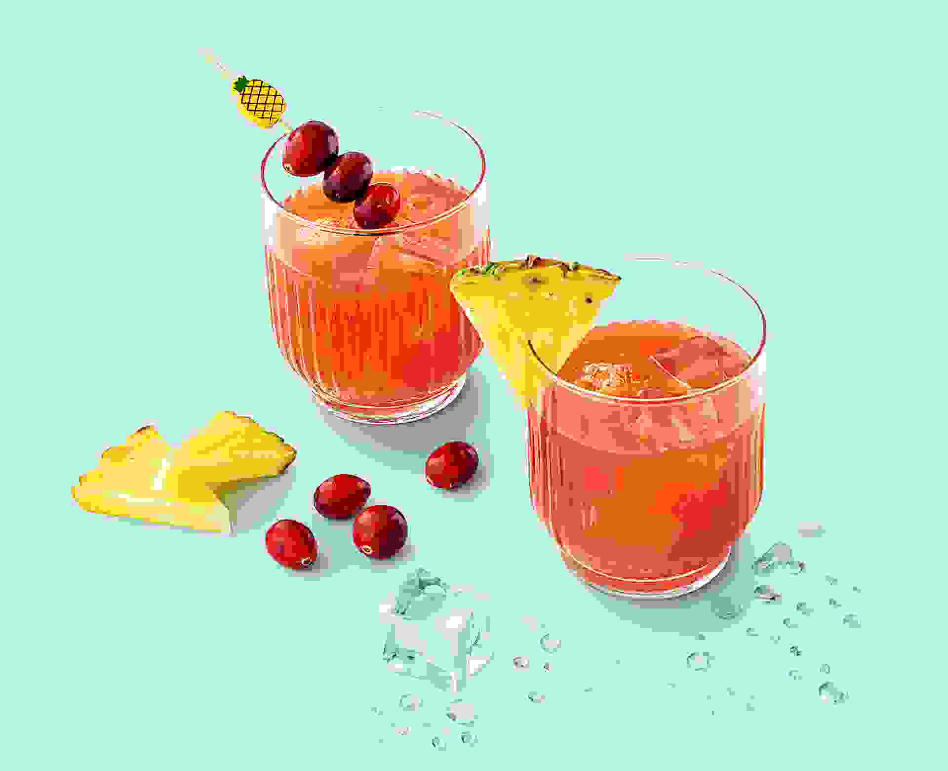 Cocktail Sous Les Tropiques réalisé avec le sirop Citron, Citron Vert Teisseire, servi dans un verre.