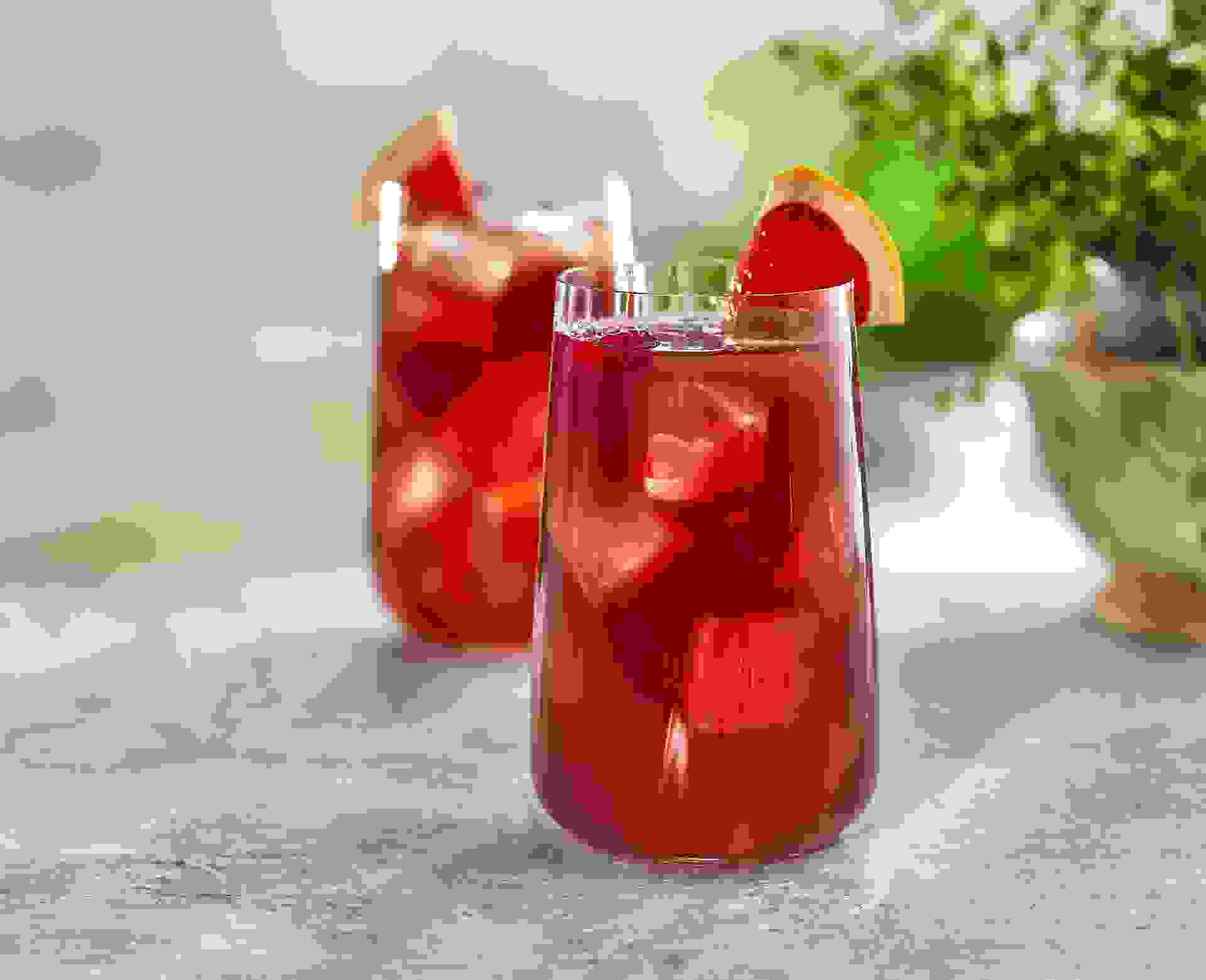 Cocktail La vie en Rose réalisé avec le sirop Grenadine, Fruit de la Passion Teisseire, servi dans un verre.