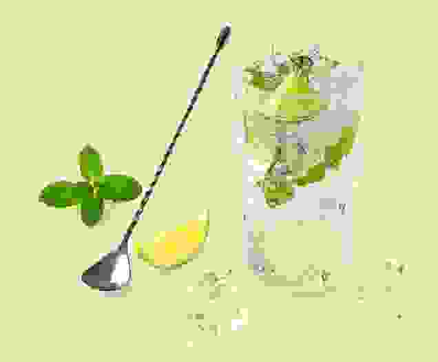 Cocktail Gin Mojito réalisé avec le sirop Mojito, Citron / Citron Vert Teisseire, servi dans un verre.