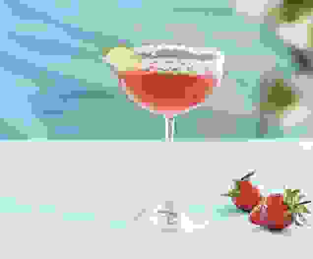 Cocktail Marguerite Sanglante réalisé avec le sirop fraise Teisseire, servi dans une coupe.