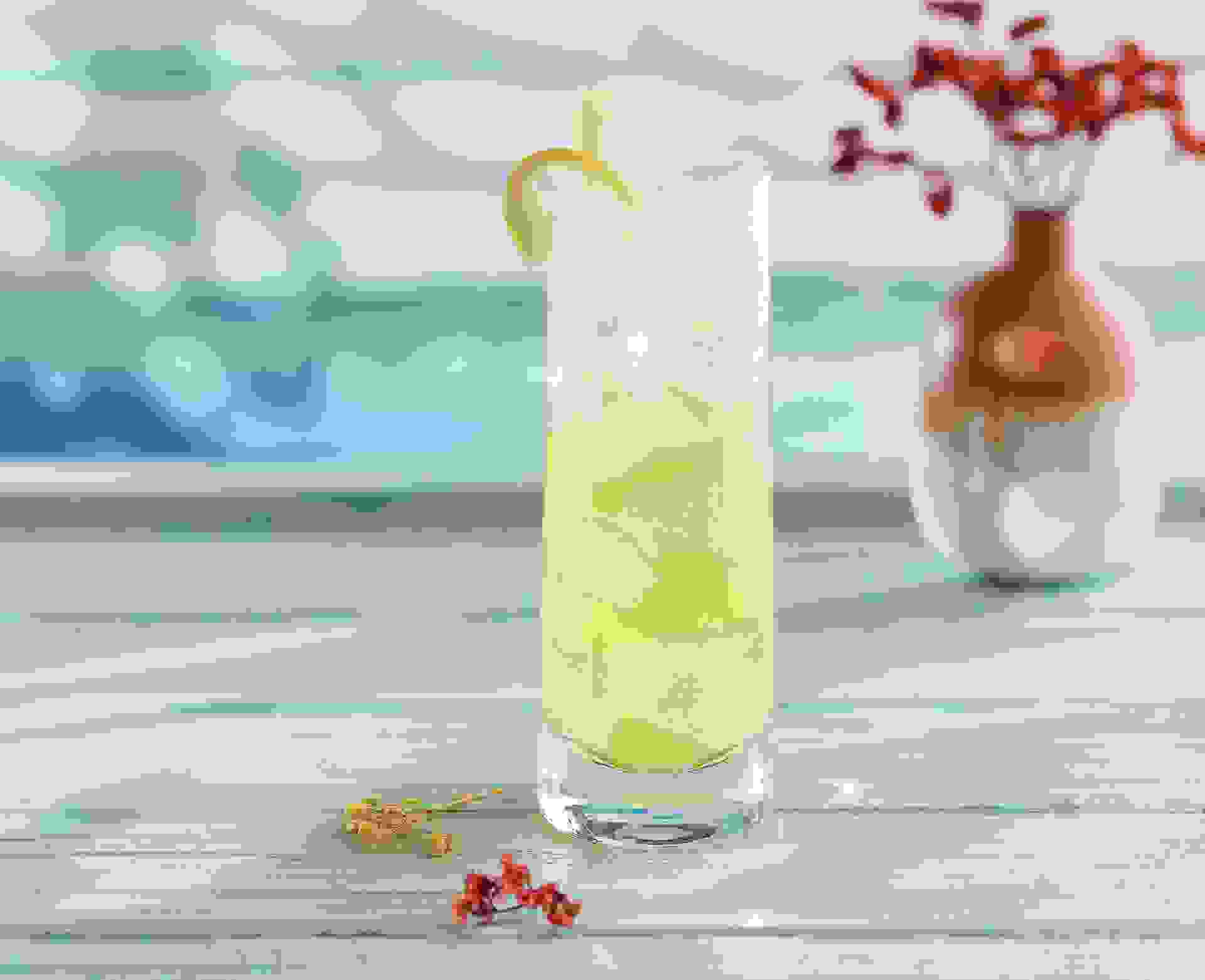 Cocktail Vert Tige réalisé avec le sirop Mojito, Kiwi, Pêche Teisseire, servi dans un verre.