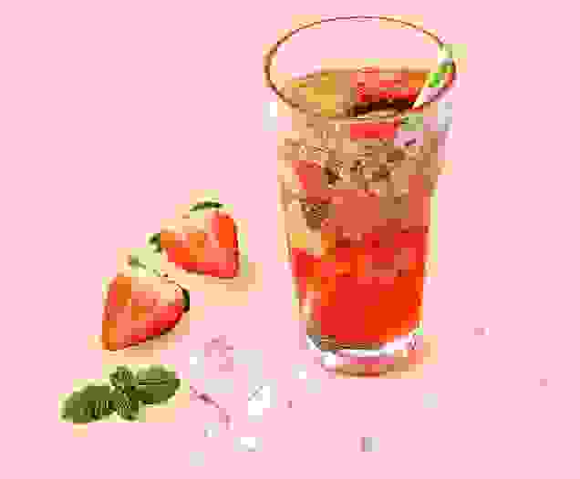 Cocktail Virgin Mojito Fraises réalisé avec le sirop Teisseire, servi dans un verre