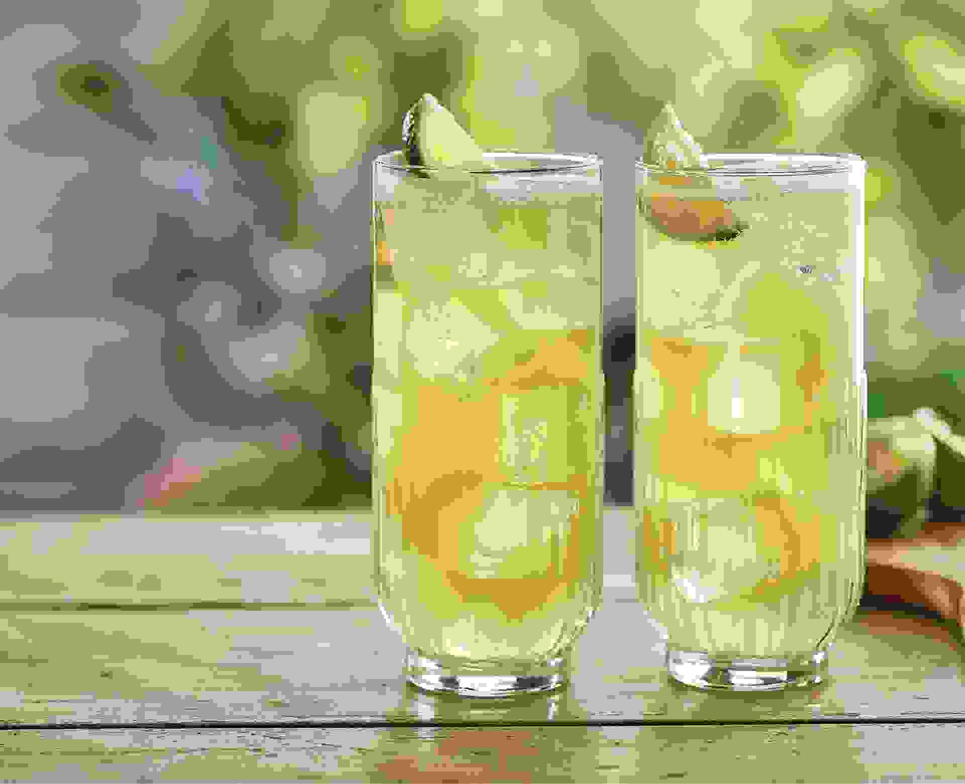 Cocktail Péché Cubain réalisé avec le sirop de Pêche, Fraise, Tropical Teisseire, servi dans un verre.