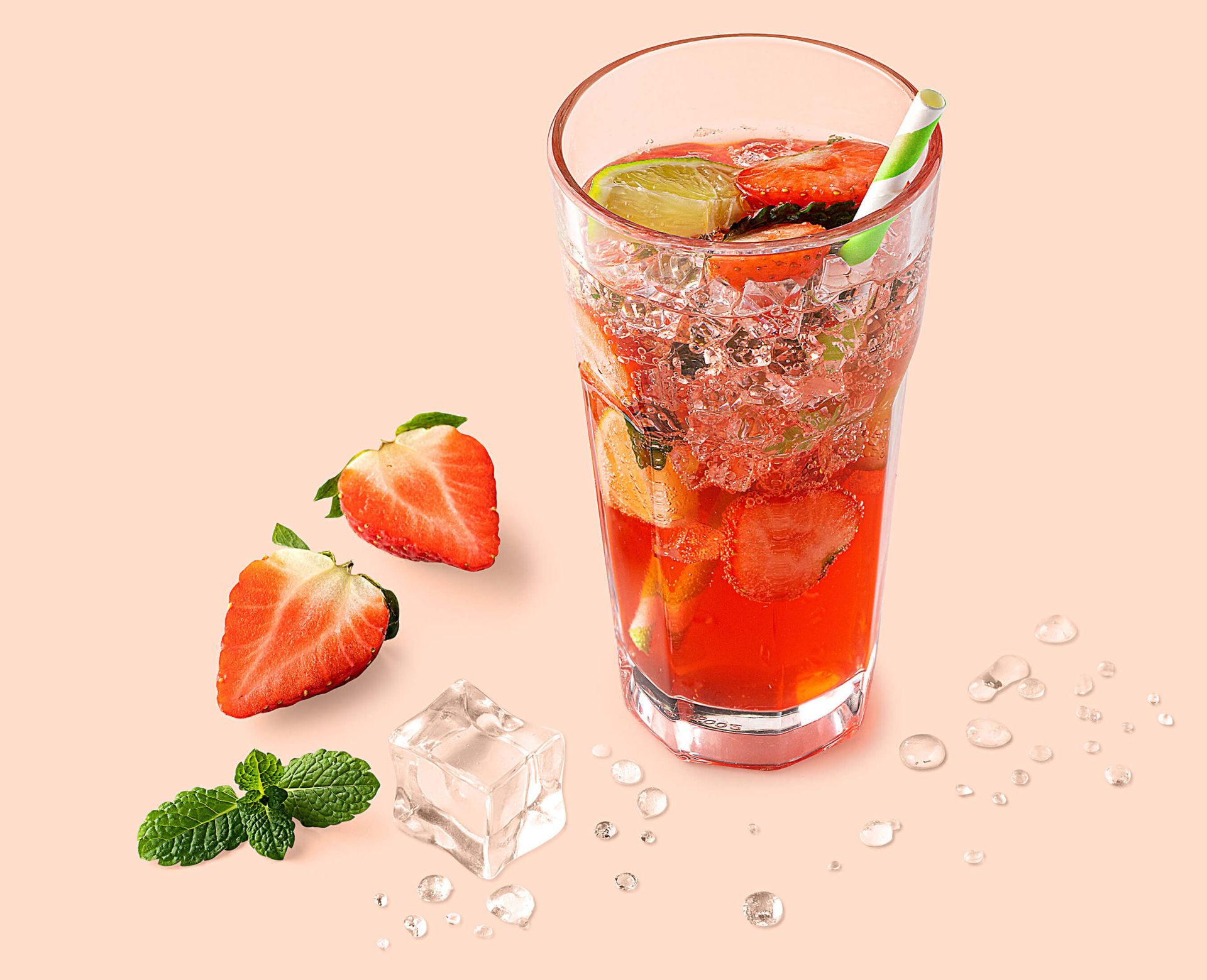 Cocktail Virgin Mojito Fraises réalisé avec le sirop Teisseire, servi dans un verre