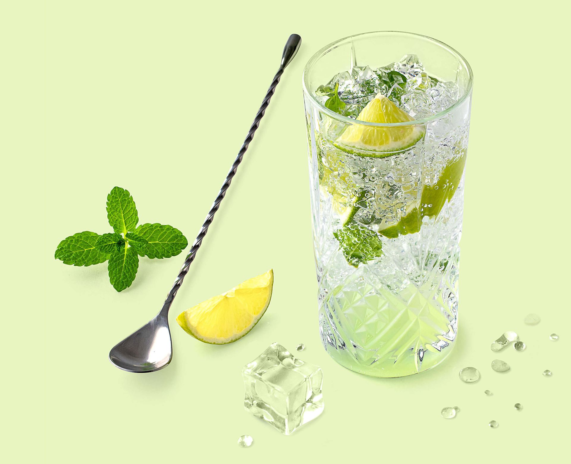 Cocktail Gin Mojito réalisé avec le sirop Mojito, Citron / Citron Vert Teisseire, servi dans un verre. Cocktail Gin Mojito réalisé avec le sirop Mojito, Citron / Citron Vert Teisseire, servi dans un verre.