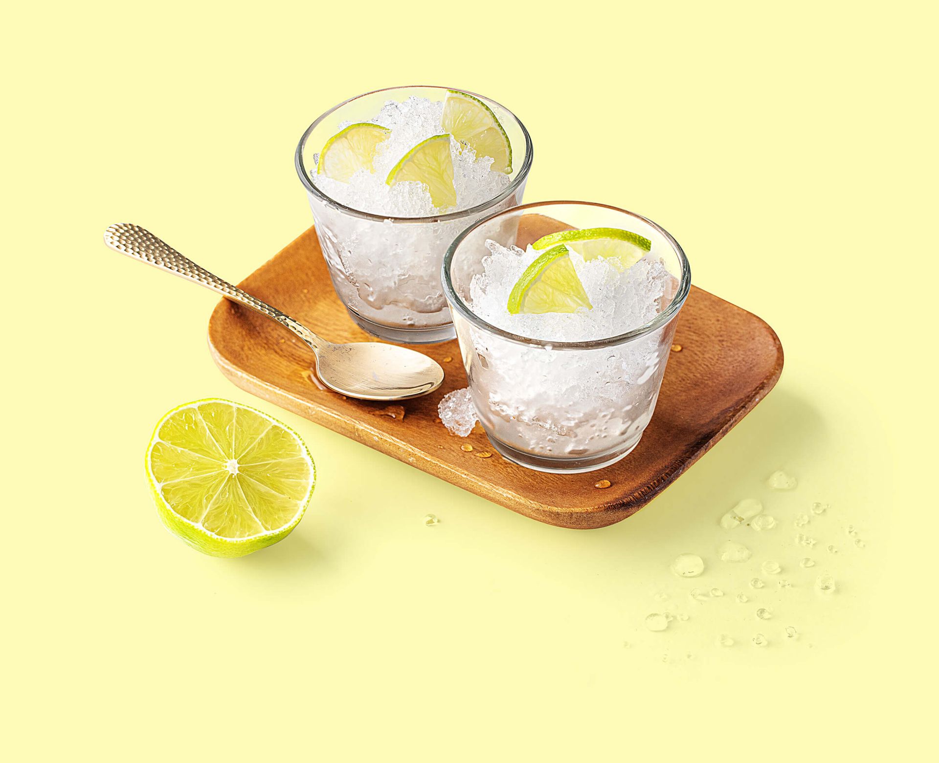 Cocktail Granité Citronné réalisé avec le sirop Citron vert, Citron Teisseire, servi dans un verre.