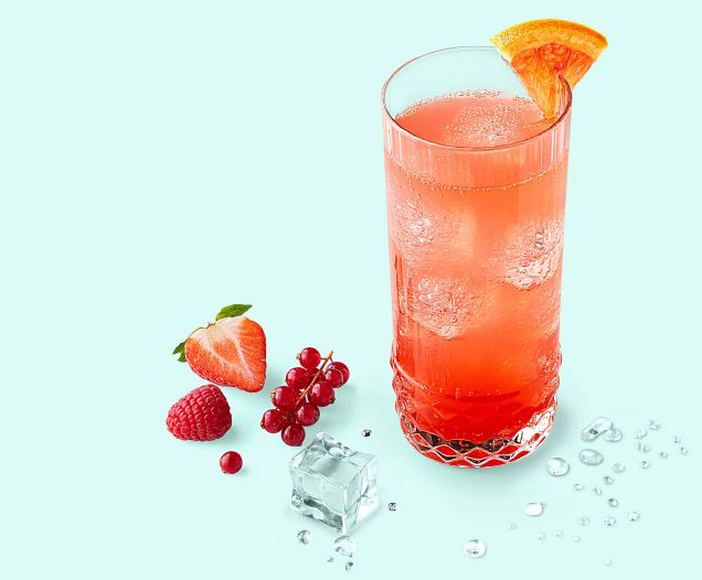 Cocktail des Pirates réalisé avec le sirop grenadine Teisseire, servi dans un verre.