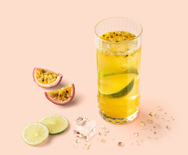 Cocktail Alchimie réalisé avec le sirop de Pêche, Fruit de la passion Teisseire, servi dans un verre.