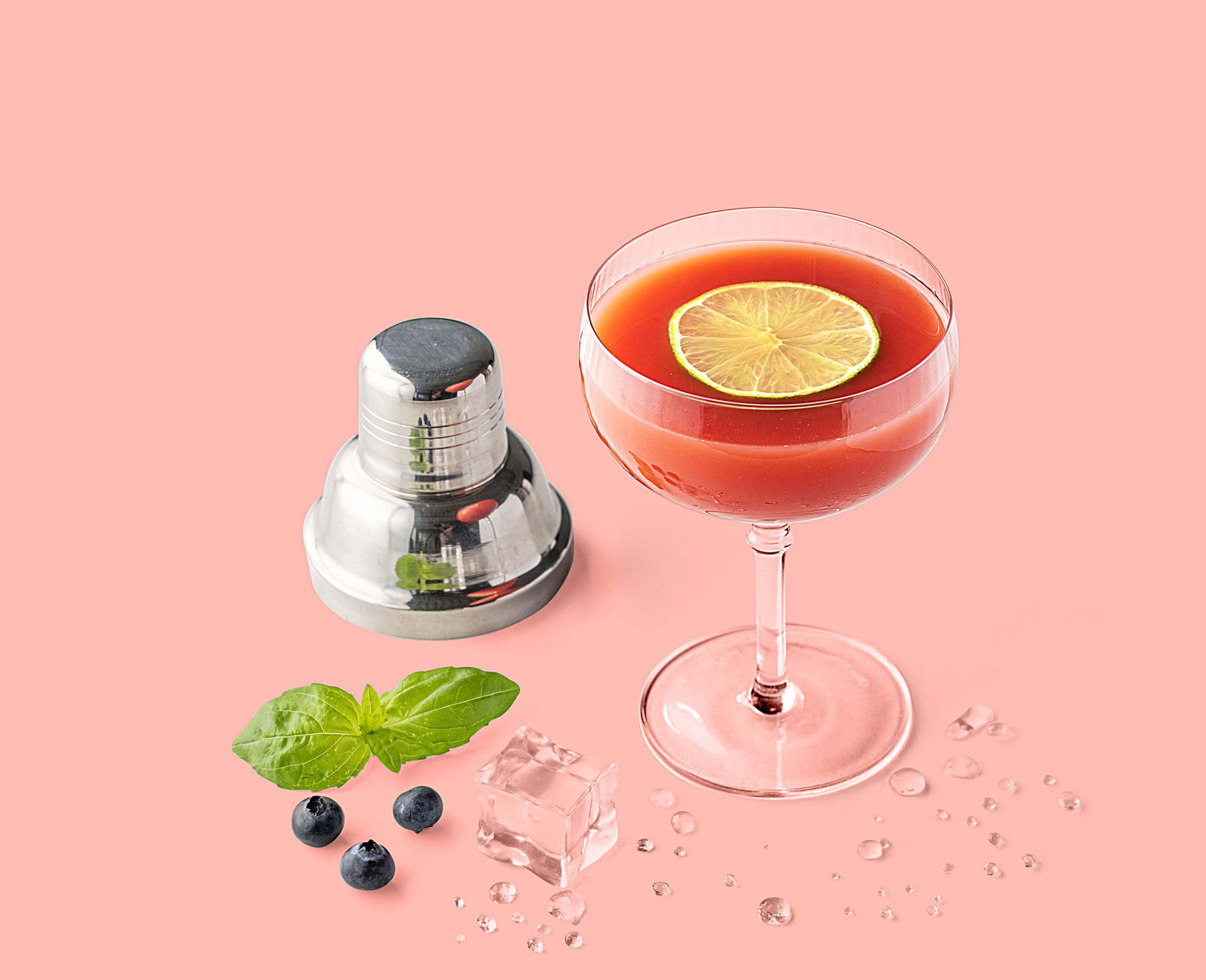 Cocktail Aromatic Basilic réalisé avec le sirop de Fruits Rouges Teisseire, servi dans un verre.