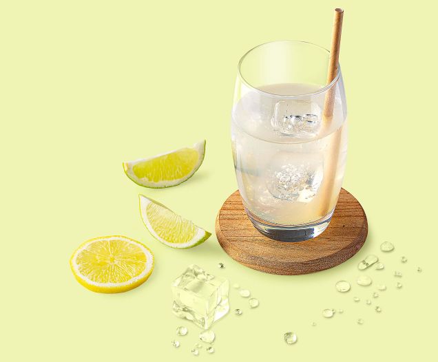 Cocktail Zesty Ginger réalisé avec le sirop de Citron Vert, CitronTeisseire, servi dans un verre.