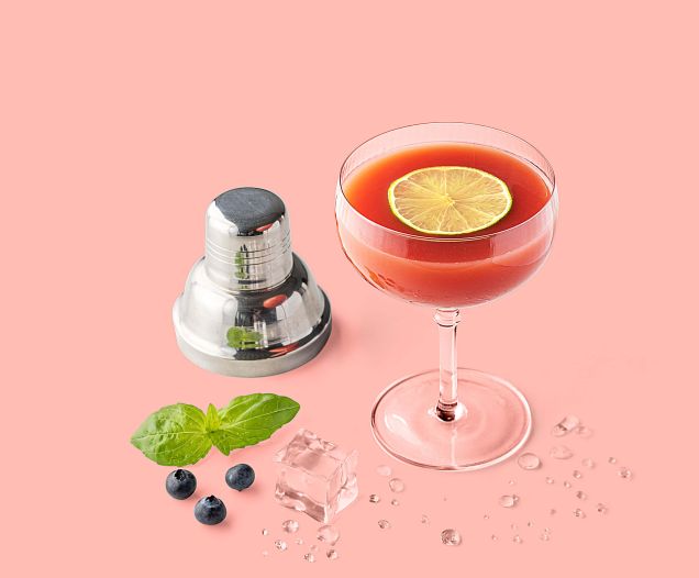 Cocktail Aromatic Basilic réalisé avec le sirop de Fruits Rouges Teisseire, servi dans un verre.