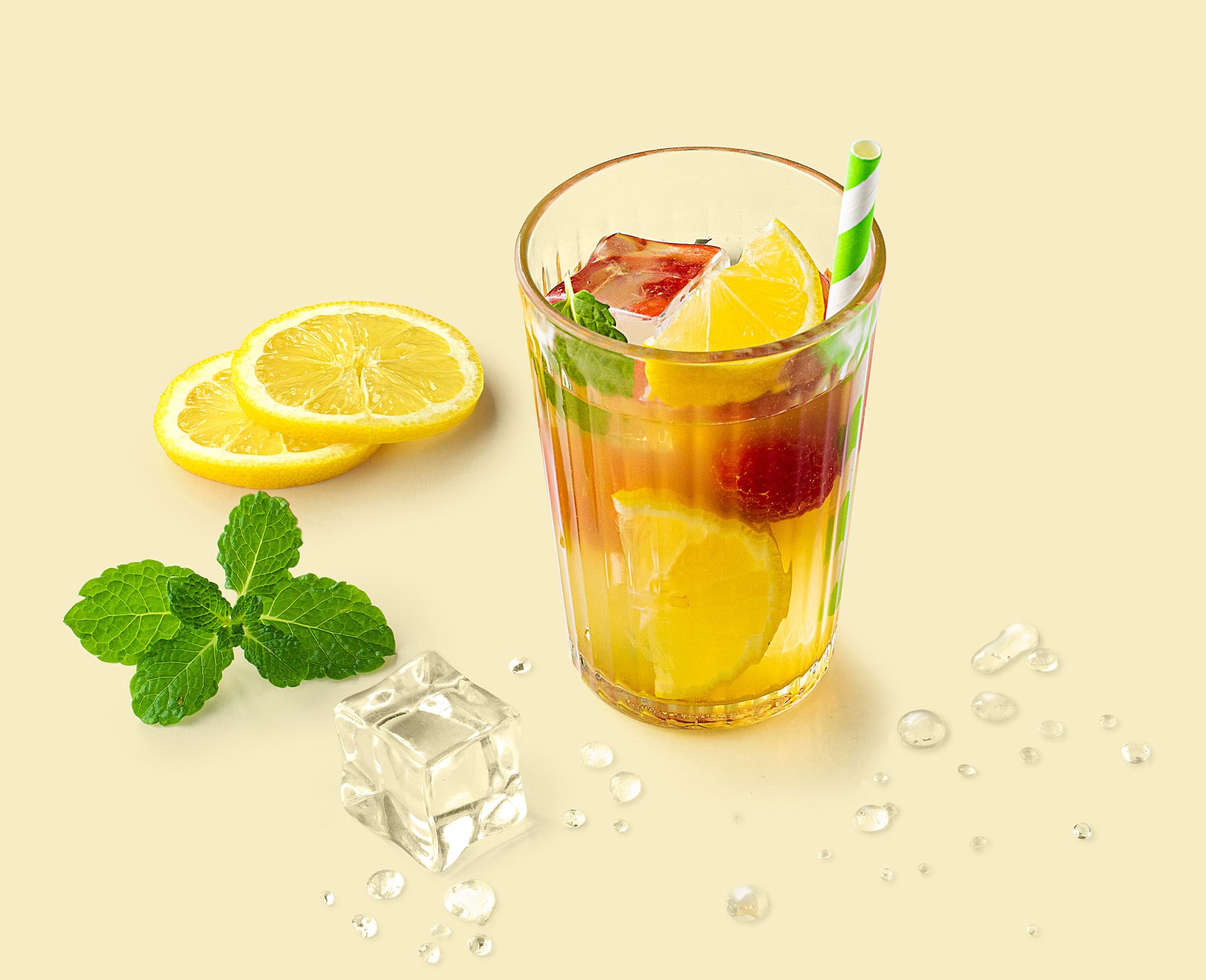 Cocktail Garde La Pêche réalisé avec le sirop Pêche, Pomme, Fruit de la passion Teisseire, servi dans un verre.