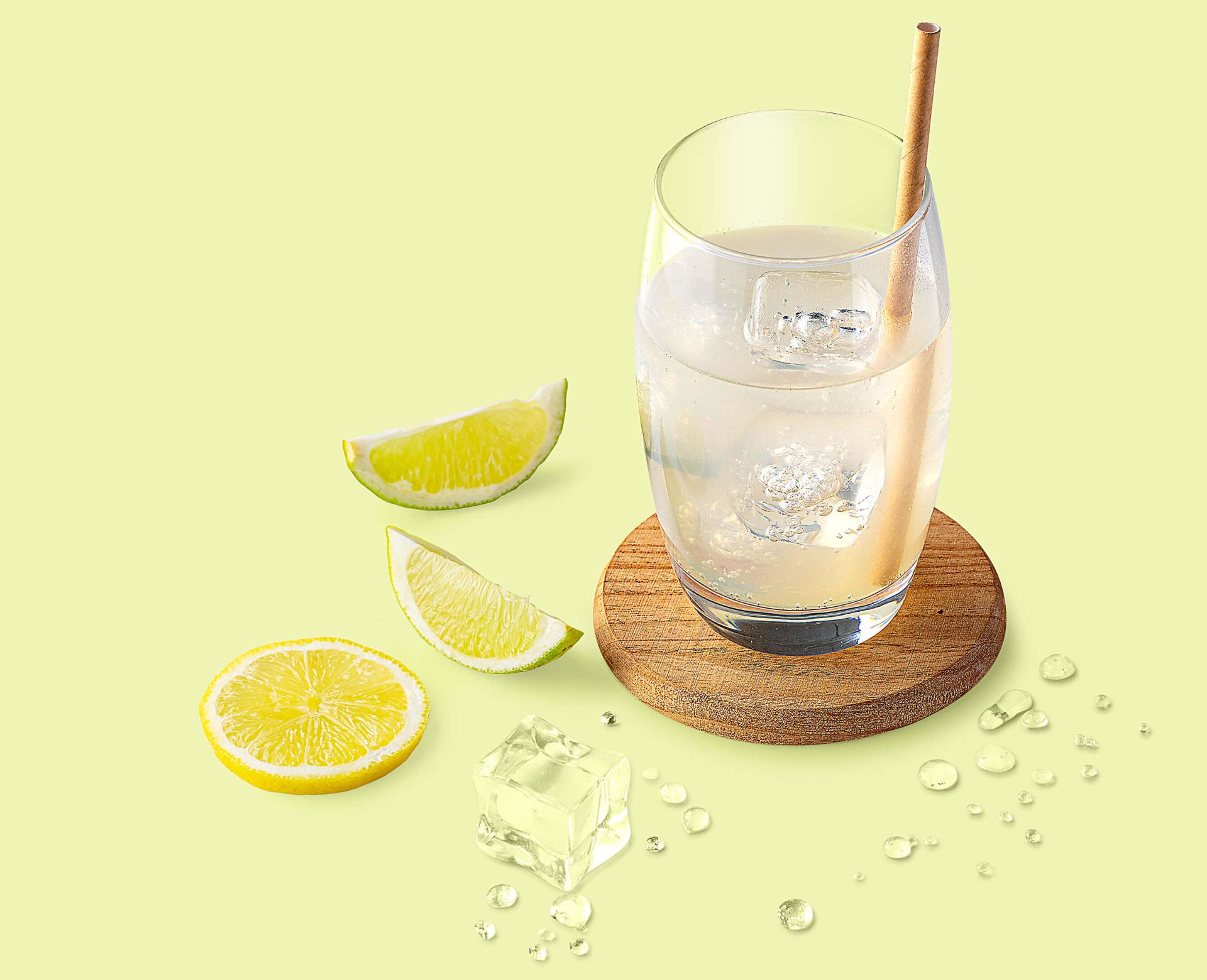 Cocktail Zesty Ginger réalisé avec le sirop de Citron Vert, CitronTeisseire, servi dans un verre. Cocktail Zesty Ginger réalisé avec le sirop de Citron Vert, CitronTeisseire, servi dans un verre.
