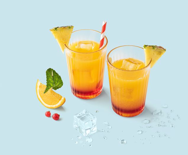 Cocktail des Pirates réalisé avec le sirop grenadine Teisseire, servi dans un verre.