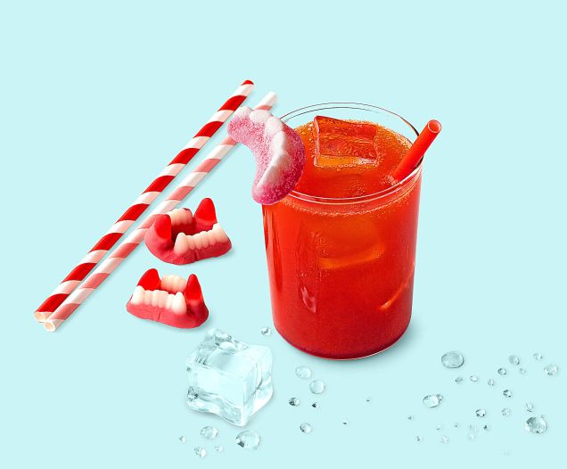 Cocktail L'Elixir Des Vampires réalisé avec le sirop Fraise Teisseire, servi dans un verre.