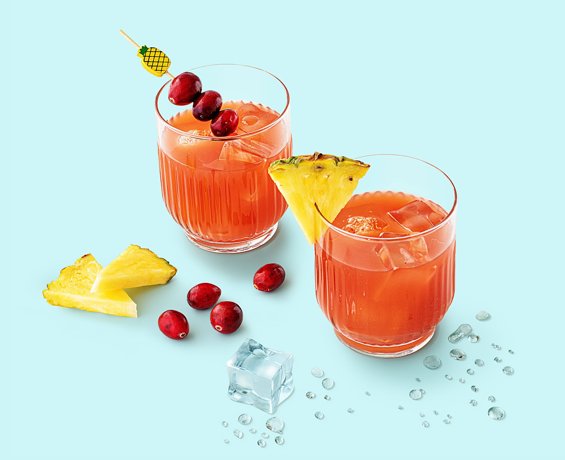 Cocktail Sous Les Tropiques réalisé avec le sirop Citron, Citron Vert Teisseire, servi dans un verre.