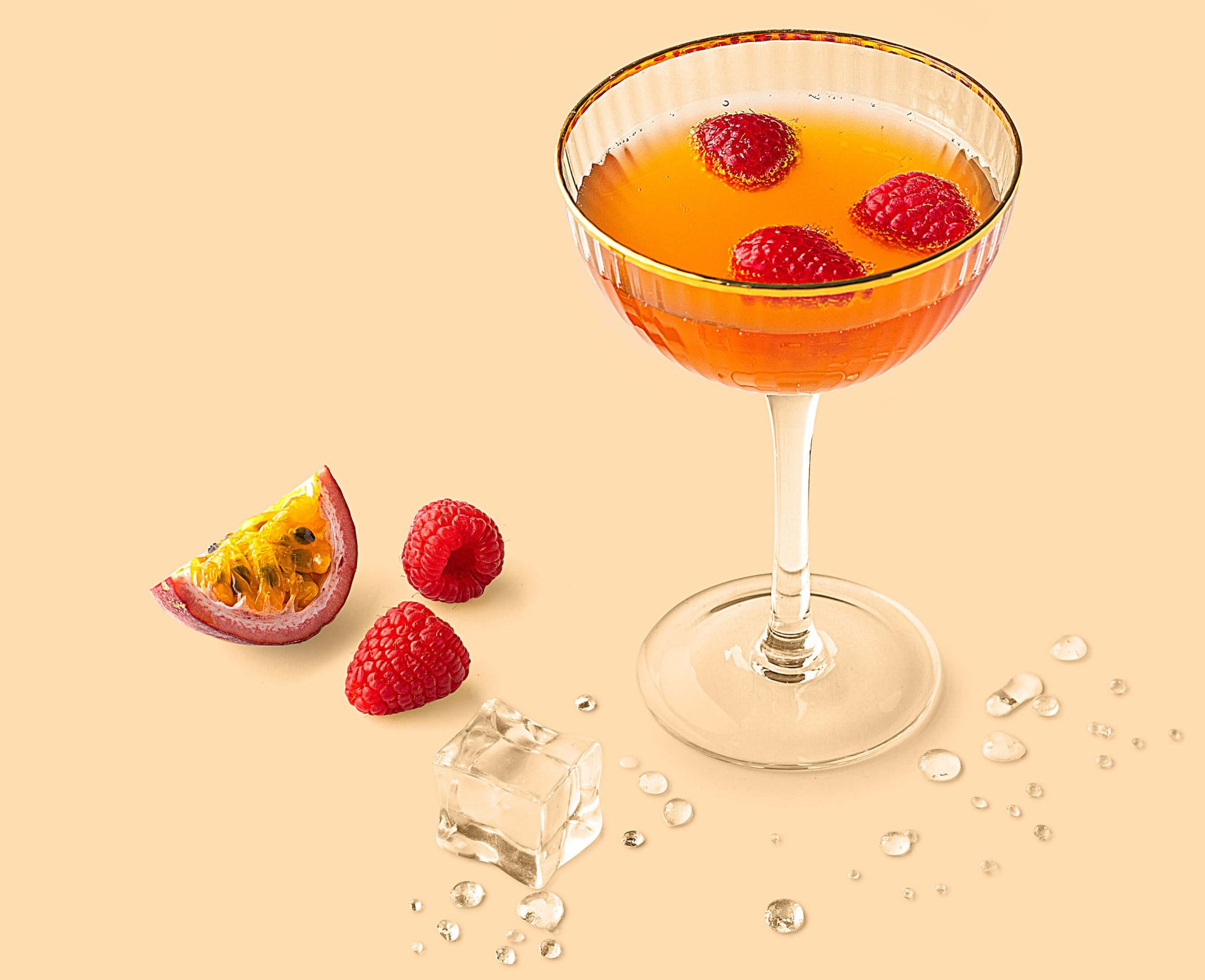 Cocktail French Kiss réalisé avec le sirop Fruit de la passion, Pêche, Tropical Teisseire, servi dans un verre. Cocktail French Kiss réalisé avec le sirop Fruit de la passion, Pêche, Tropical Teisseire, servi dans un verre.