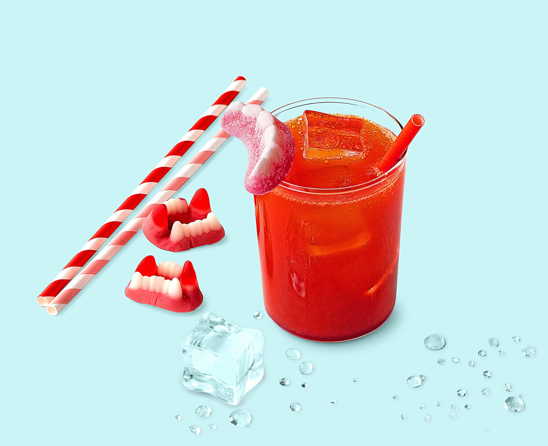 Cocktail L'Elixir Des Vampires réalisé avec le sirop Fraise Teisseire, servi dans un verre. Cocktail L'Elixir Des Vampires réalisé avec le sirop Fraise Teisseire, servi dans un verre.